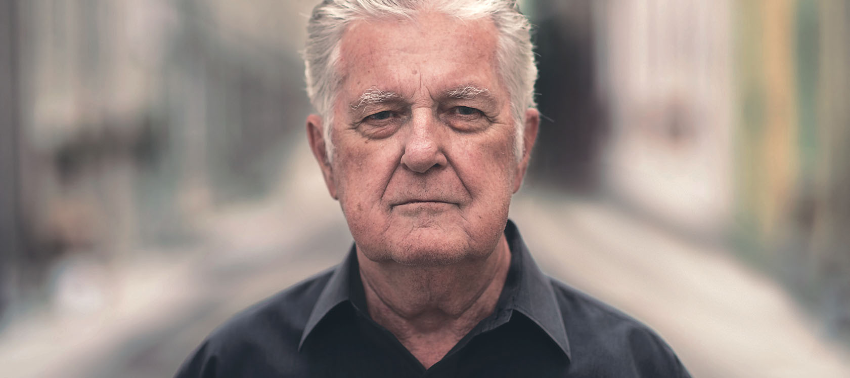 Homme regardant devant lui